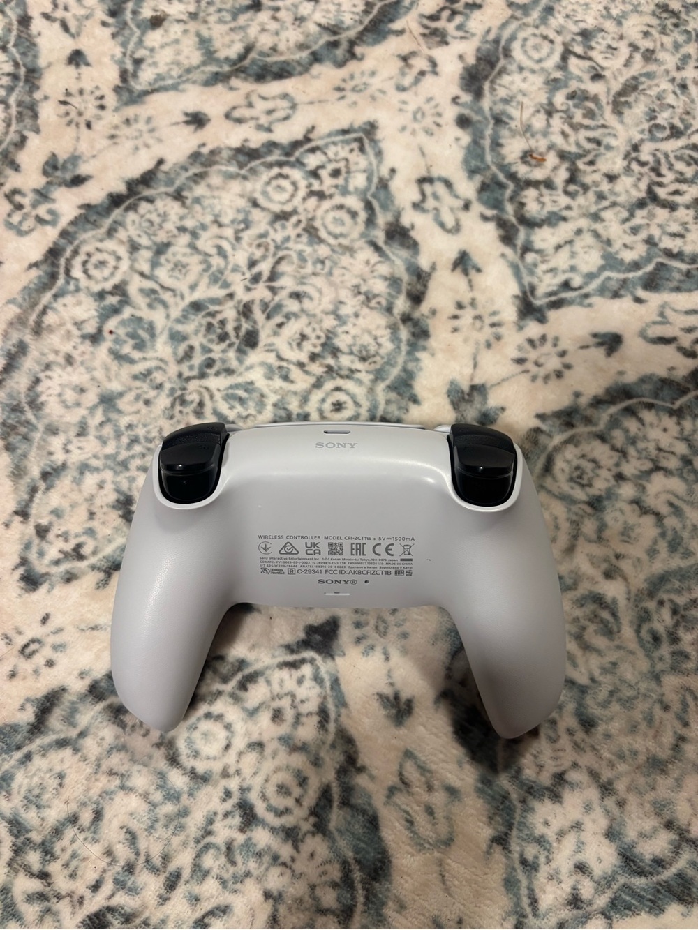 Sony PlayStation DualSense Wireless Controller - White Set of 2 - Picture 6 of 6